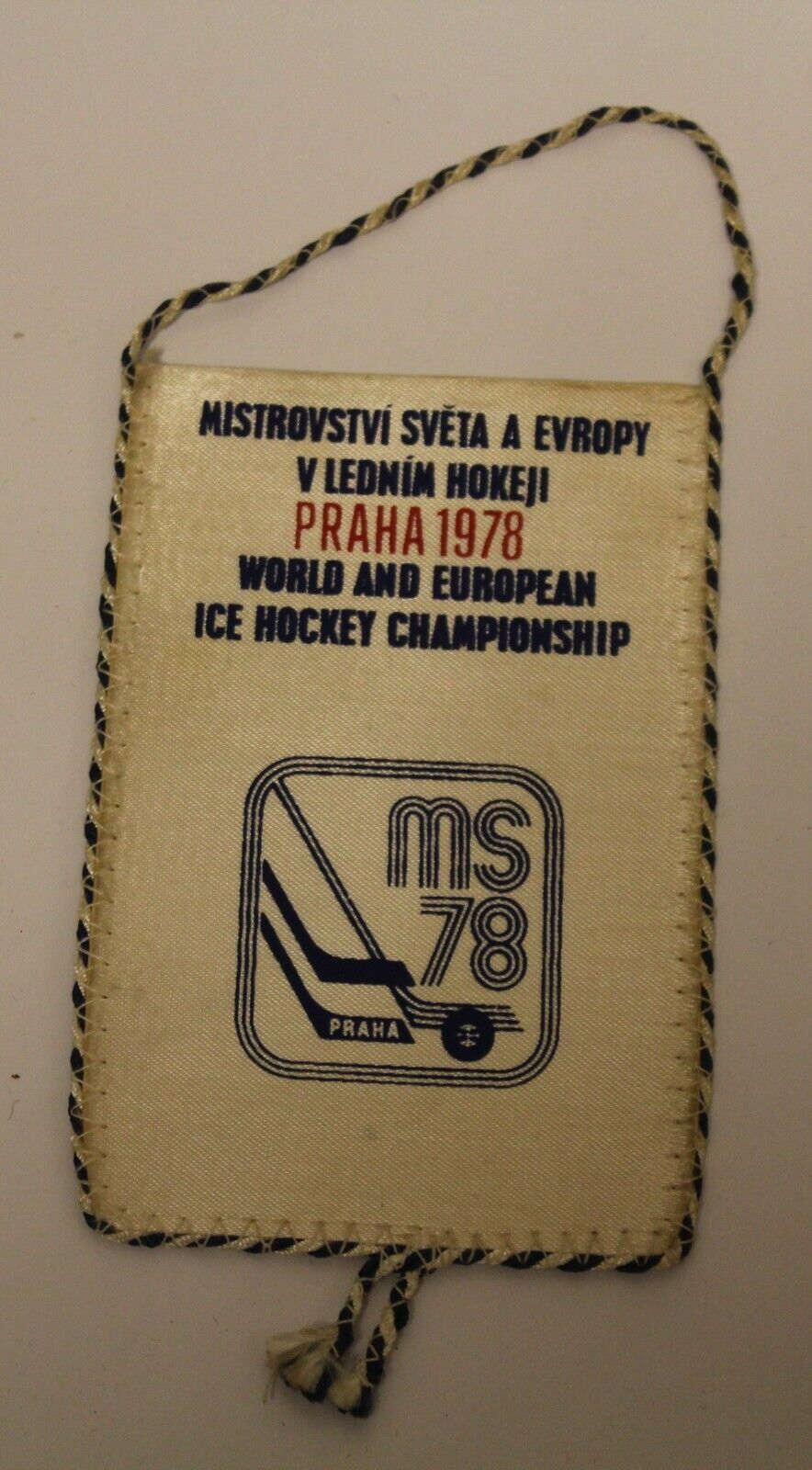 10825.Antique Hockey pennant : World and European Ice Hockey Championship  Praha 1978