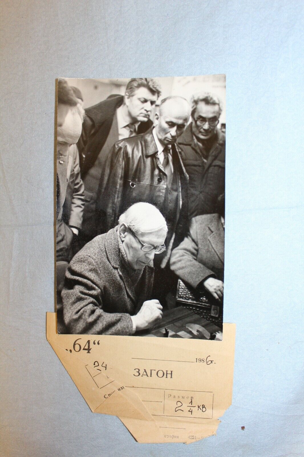 11188.Chess Photo. M. Botvinnik awarding of unfinished game. Photo by Dolmatovsky.1986