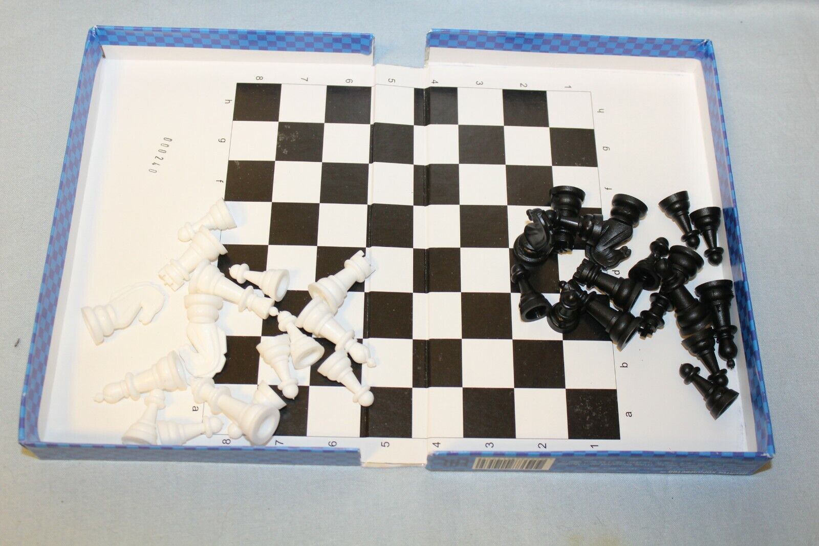 11375.Miniature Cardboard Chess Set