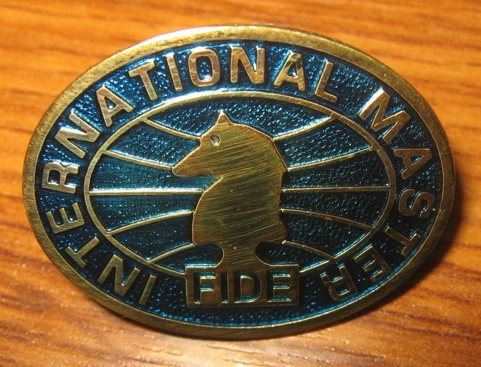 11634.Set of 2 official chess badges pins FIDE INTERNATIONAL MASTER & FIDE GRANDMASTER
