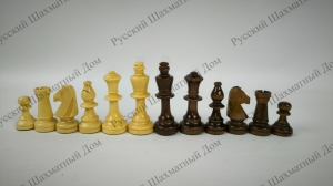 Wooden chess pieces with a Staunton 5 weight in a box. (Art K)